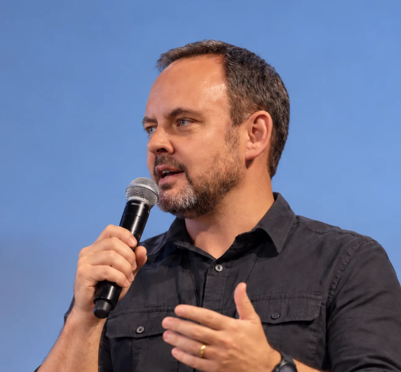 Gustavo Bonato falando ao microfone